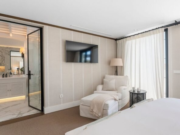 Frontline Golf Villa in Nueva Andalucía – A Sanctuary of Luxury and Comfort - Bedroom and bathroom - SK0144
