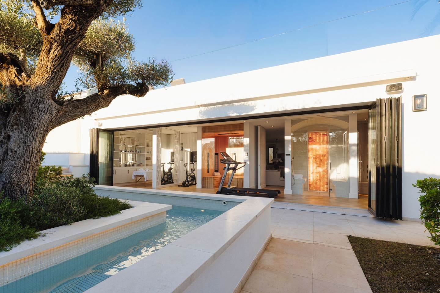 Elegant and luxurious frontline golf villa in Nueva Andalucia, featuring a spacious and modern interior with stylish furniture and large windows offering panoramic views of the lush golf course and surrounding landscape. The villa boasts sophisticated design and a welcoming atmosphere, perfect for relaxation and entertainment.