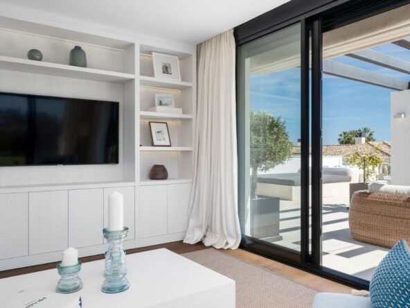 Frontline Golf Villa in Nueva Andalucía – A Sanctuary of Luxury and Comfort - Living Room - SK0144