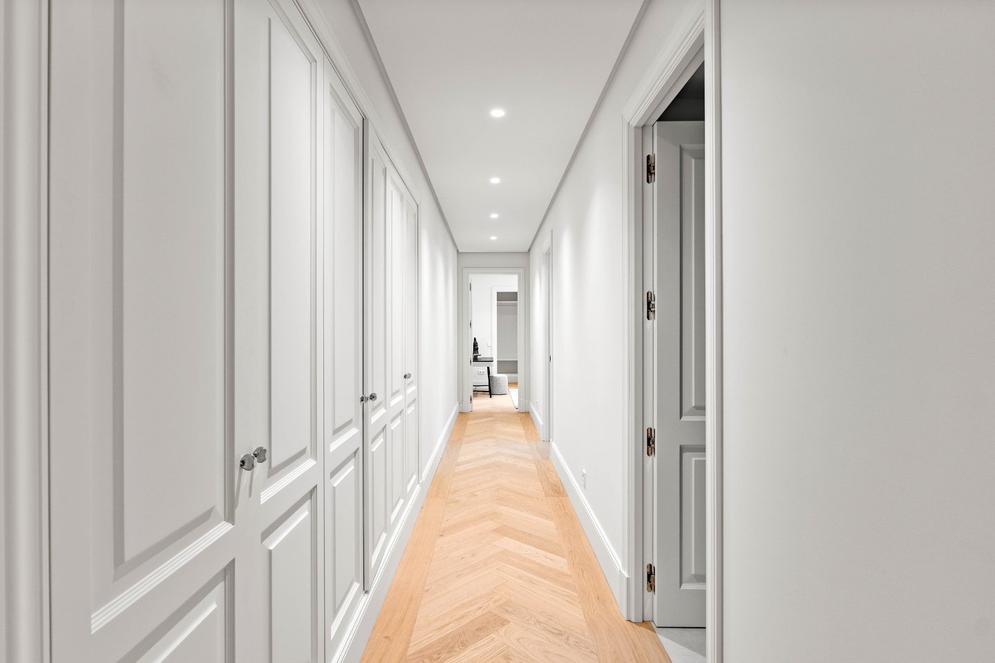 Charming hallway in a refined villa in Nueva Andalucía, where luxury meets Provençal charm. The space features elegant, traditional design elements combined with modern touches, such as beautiful wood finishes, soft lighting, and classic architectural details. The hallway creates a warm and inviting atmosphere, reflecting the villa's sophisticated yet timeless style.