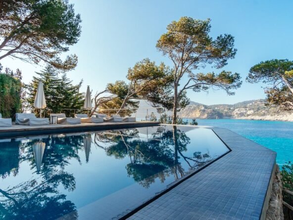 Seafront Luxury Villa in Camp de Mar, Mallorca - Infinity Pool - SKM0001